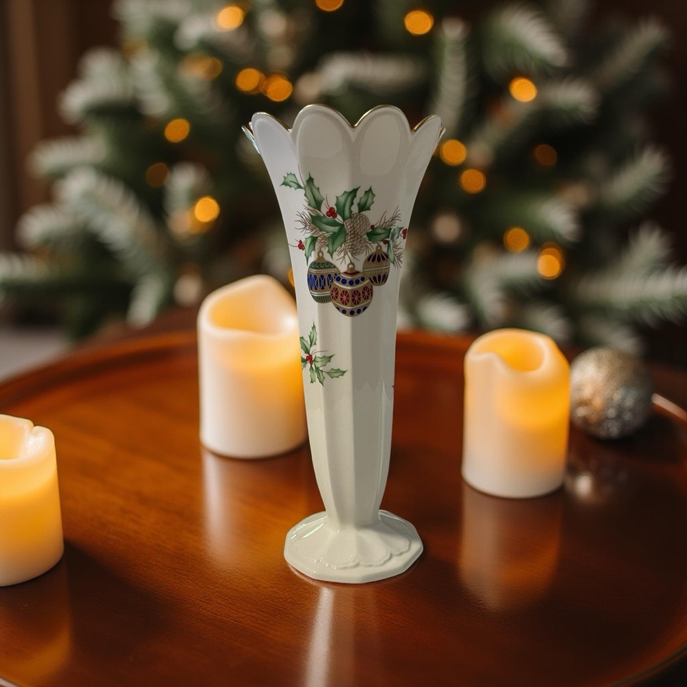 🎄 Mikasa Christmas Spirit Vase – Ivory Bone China 🎄
Discontinued Pattern